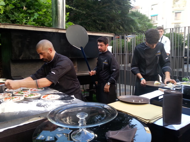 I pizzaioli della Taverna Gourmet al lavoro con il nostro PietreNere