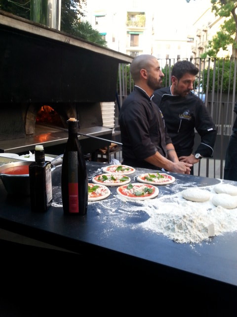 I pizzaioli della Taverna Gourmet al lavoro con il nostro PietreNere